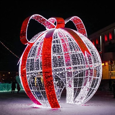 نور موتیف توپ کریسمس بزرگ طلایی سه بعدی آویز تجاری در فضای باز